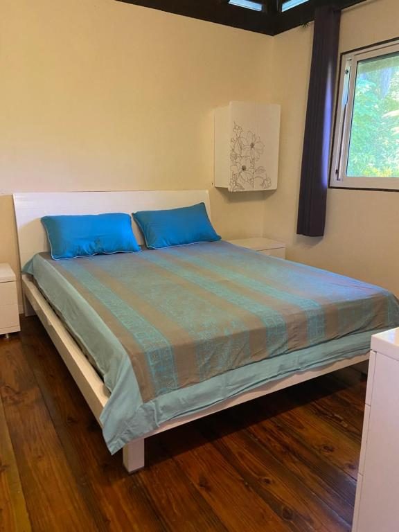 Room and bedding at Villa MERAHI