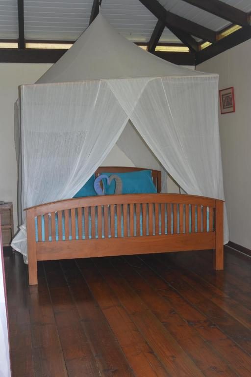 Room and bedding at Villa MERAHI