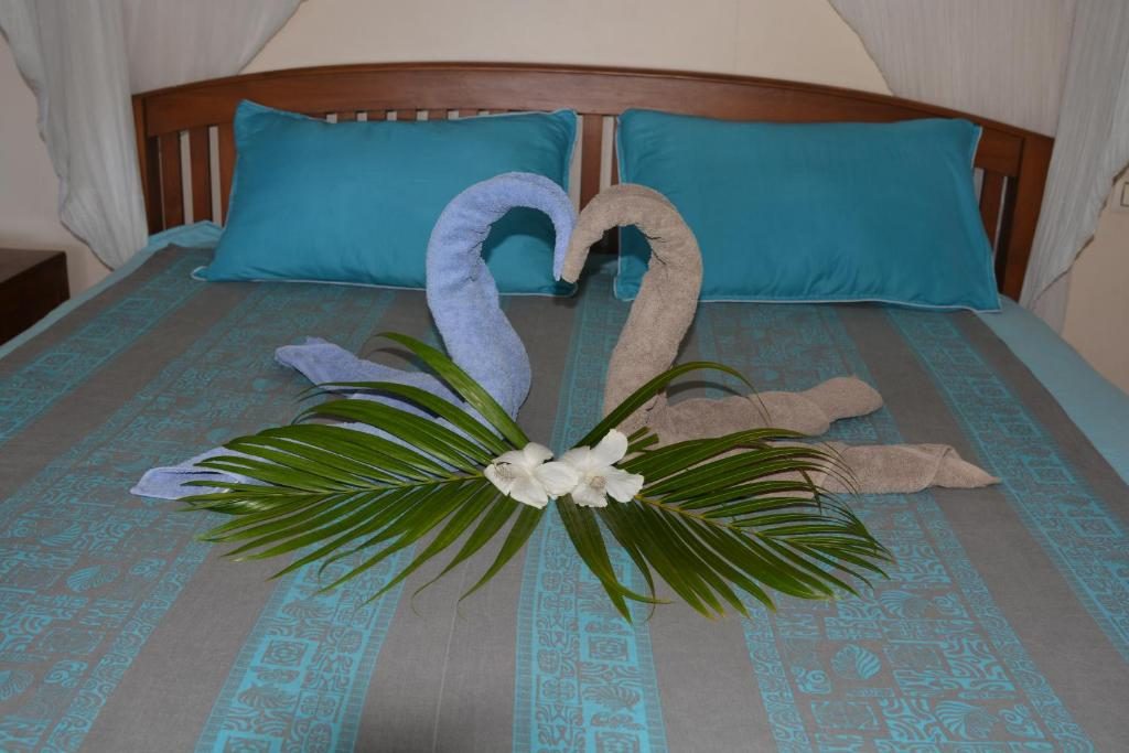 Room and bedding at Villa MERAHI
