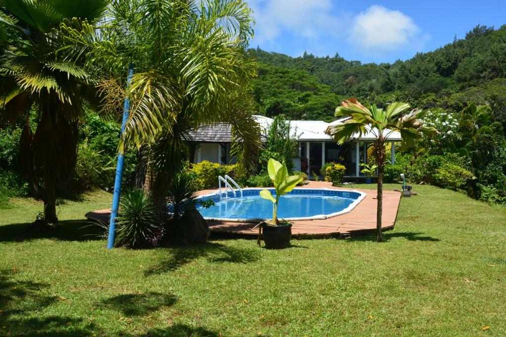 Villa MERAHI - garden and swimming pool with lagoon view, Raiatea